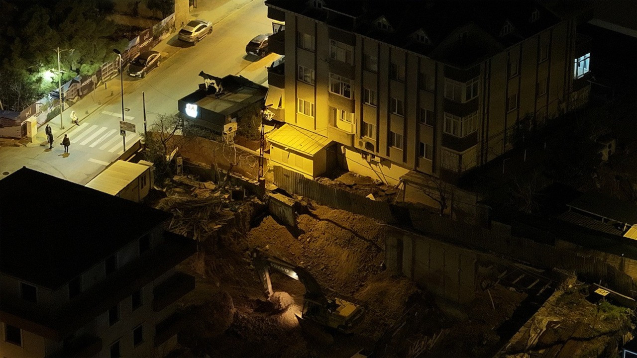Üsküdar'da istinat duvarı çöktü: 4 katlı bina tahliye edildi