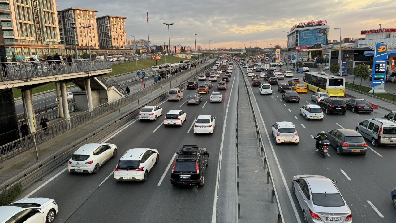 İstanbul'da yeni yılın ilk mesai gününde trafik yoğunluğu