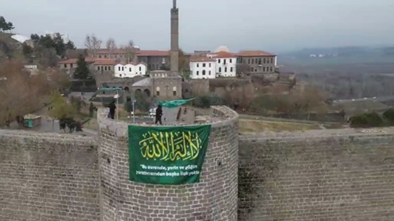 Diyarbakır'da AVM ve tarihi surlara 'Kelime-i Tevhid' bayrağı asıldı
