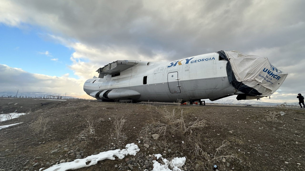 Van depreminde yardım için gelen Gürcistan uçağı parçalanarak taşındı