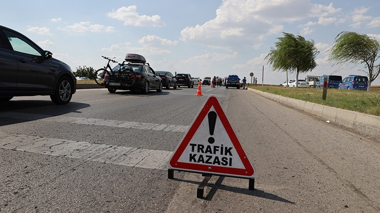 Adana 2 kamyon çarpıştı, araçlarda sıkışan sürücüler kurtarıldı