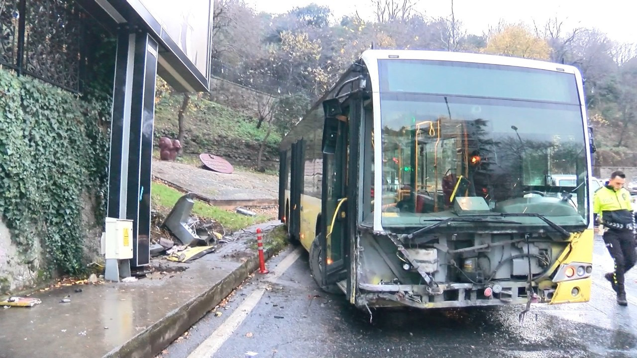 Sarıyer'de İETT otobüsü bariyerlere çarptı: Şoför ve 2 yolcu yaralı