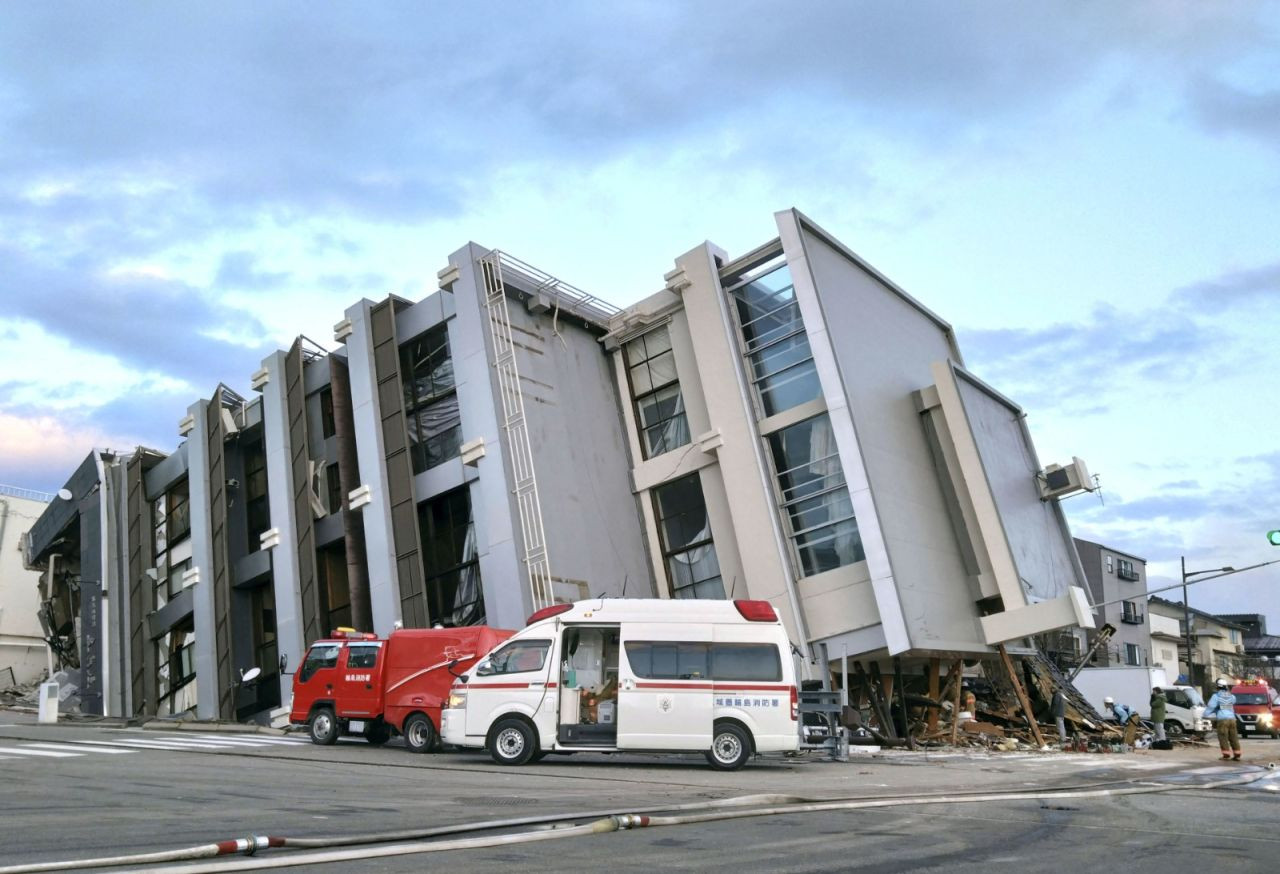 Fotoğraflarla Japonya depremi: Ölü sayısı 64'e yükseldi - Sayfa 1