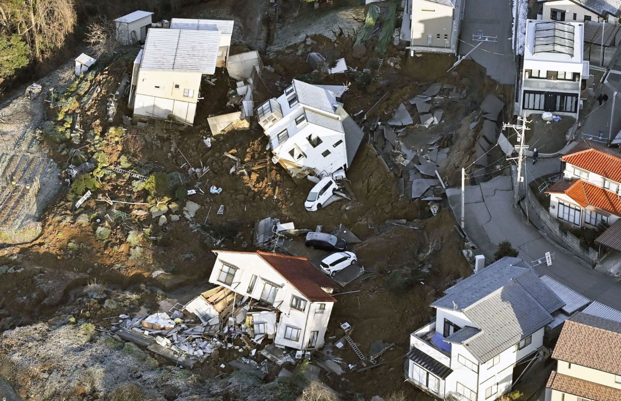 Fotoğraflarla Japonya depremi: Ölü sayısı 64'e yükseldi - Sayfa 4