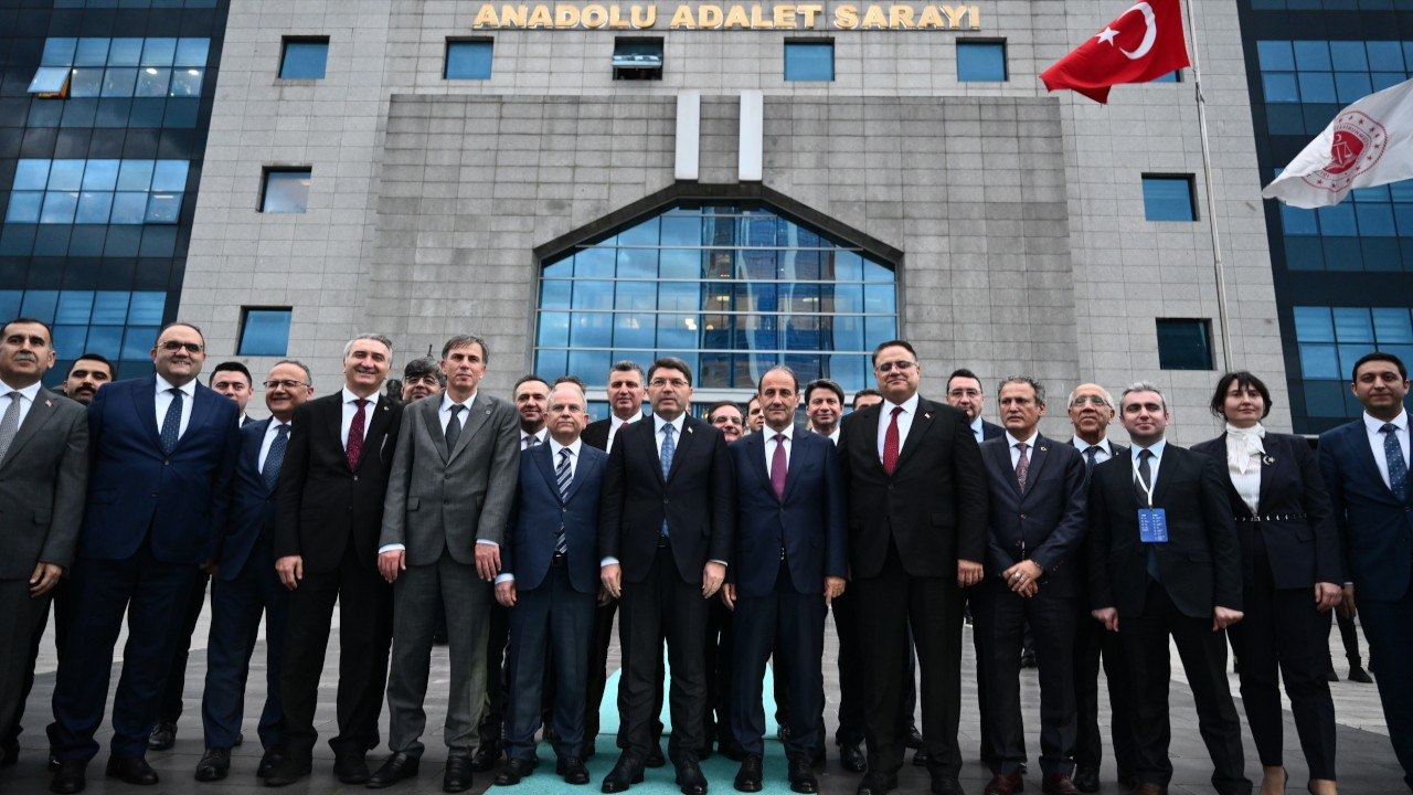 Tunç rüşvet iddialarıyla gündeme olan Anadolu Adliyesi'ni ziyaret etti