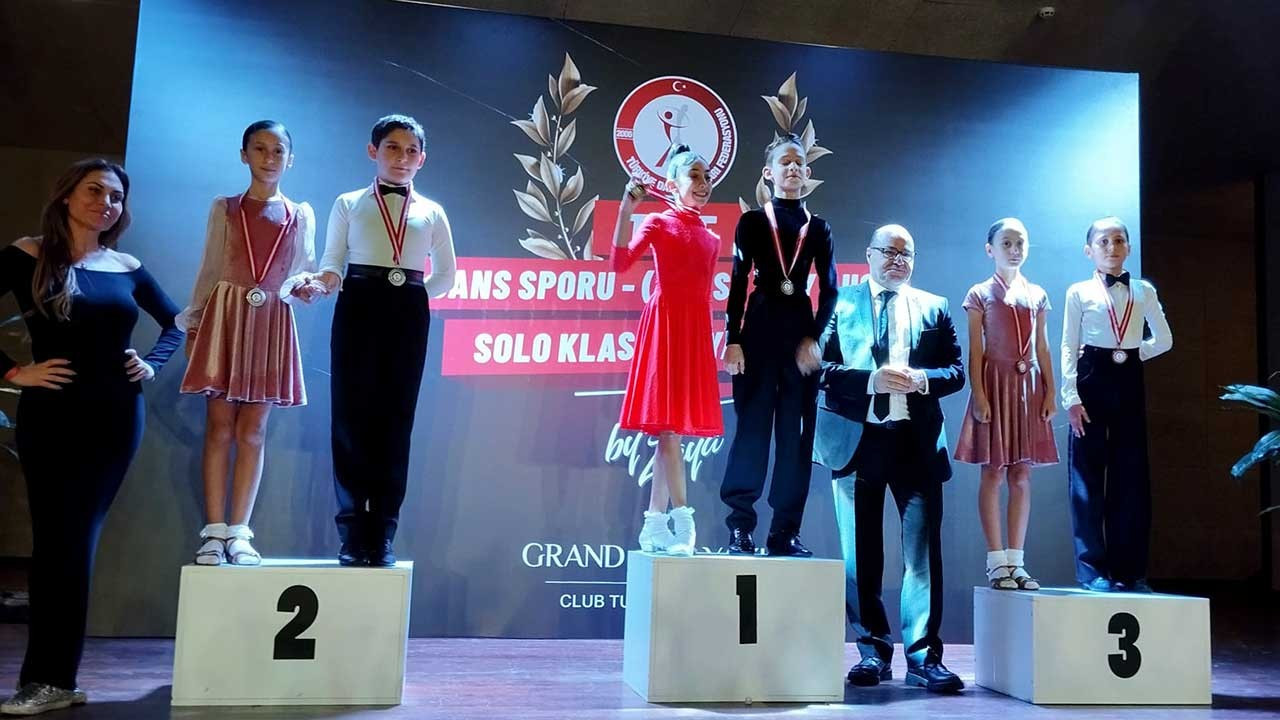Muratpaşa Belediyesi Salon Dansları Topluluğu Antalya'ya 15 madalya ile döndü