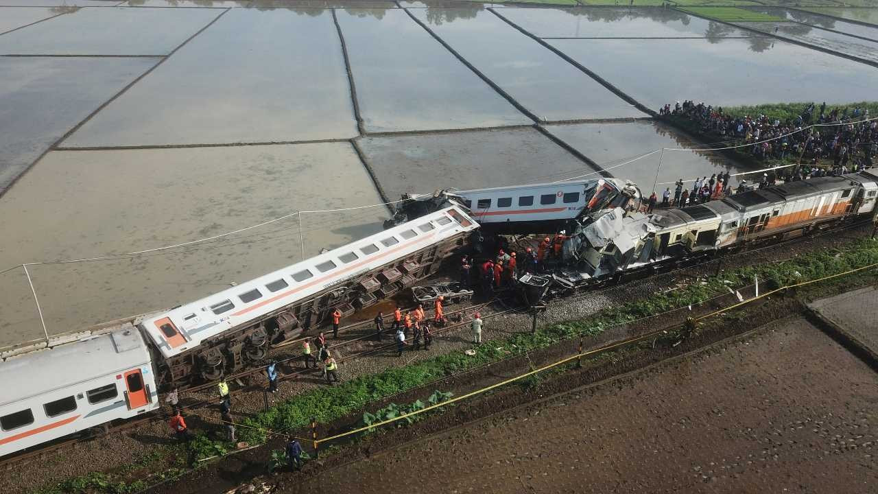 Banliyö trenleri çarpıştı: 4 ölü, 42 yaralı
