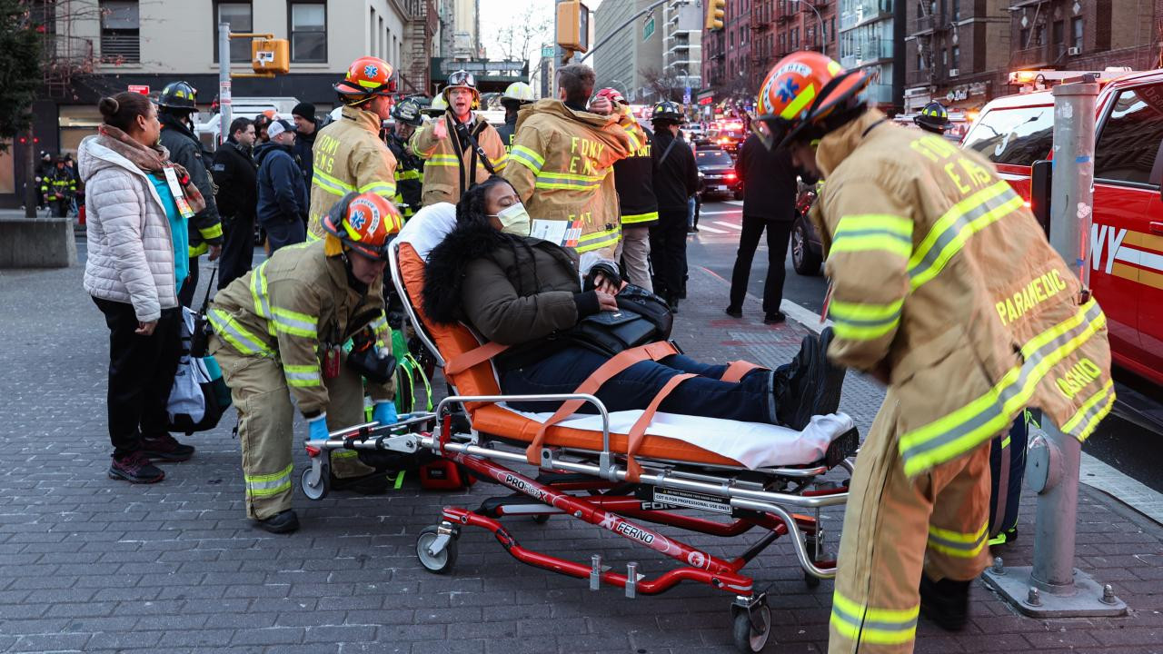 New York'ta iki metro treni çarpıştı: En az 24 yaralı