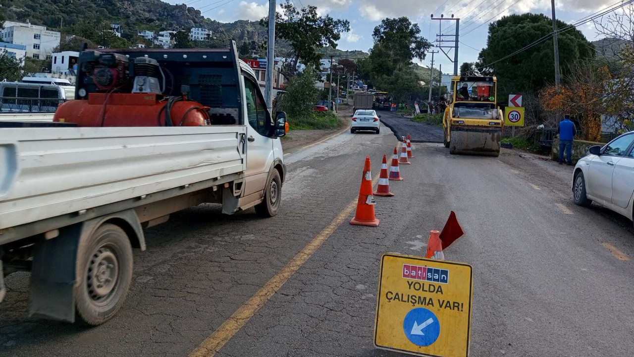 Muğla Büyükşehir Belediyesi, Bodrum'da sıcak asfalt çalışması yaptı