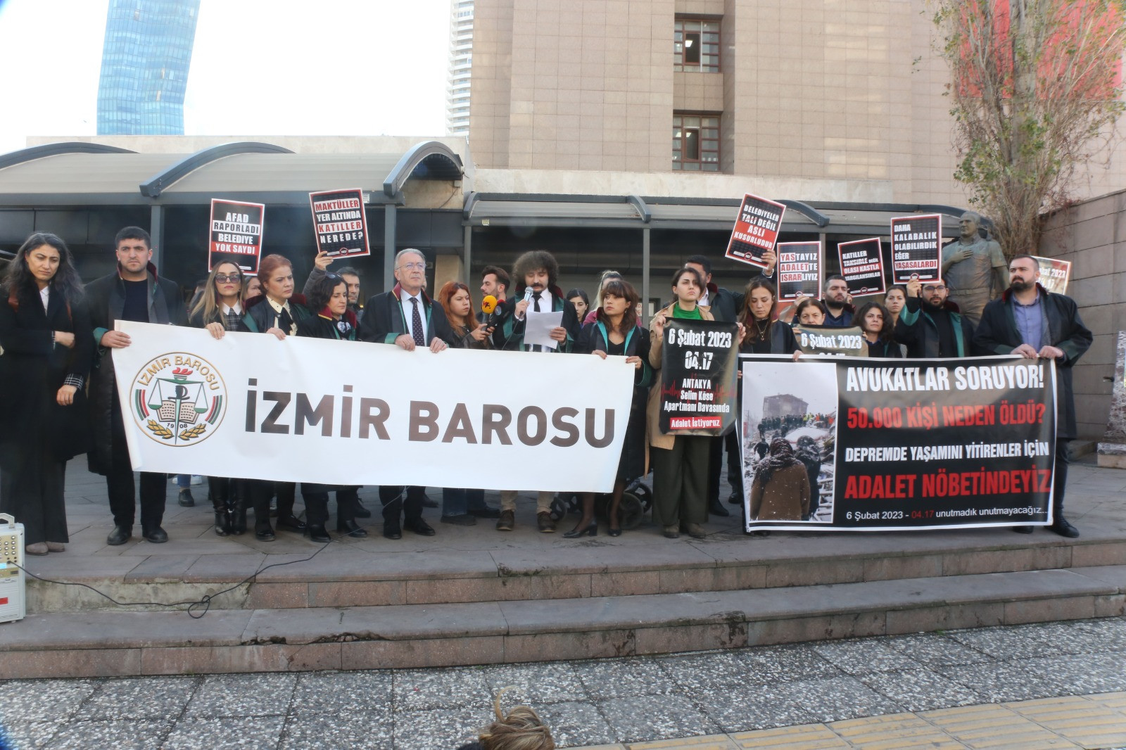 İzmir Adliyesi'nde nöbet eylemi: 'Adalet enkaz altında kalmasın'