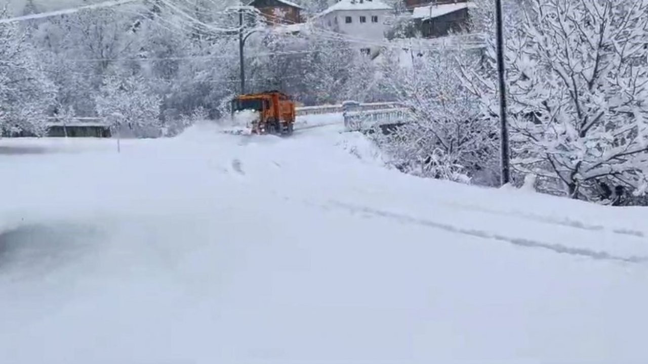 Artvin'de kar ve heyelan nedeniyle 40 köy yolu ulaşıma kapandı
