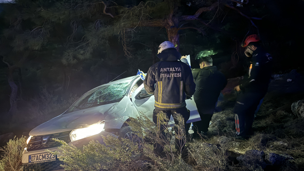 Antalya'da araç uçurumdan yuvarlandı: 3 yaralı