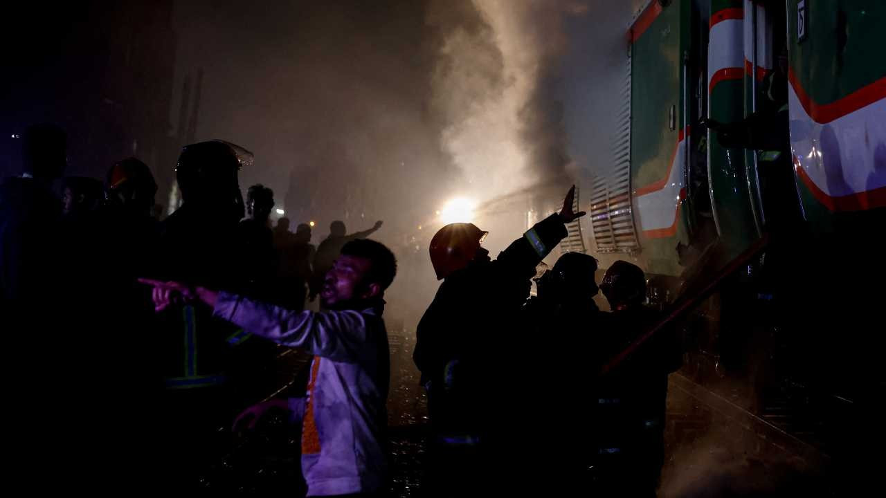 Bangladeş'te tren yangınında 4 kişi öldü: Hükümetten 'kundaklama' iddiası