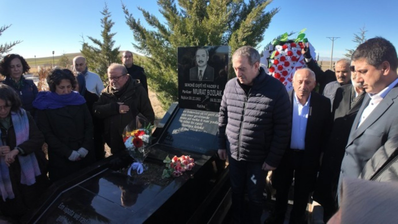 Kürt siyasetçi Murat Bozlak mezarı başında anıldı