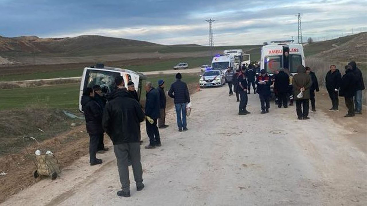 Eskişehir'de kamyonun çarptığı halk otobüsü devrildi: 11 yaralı