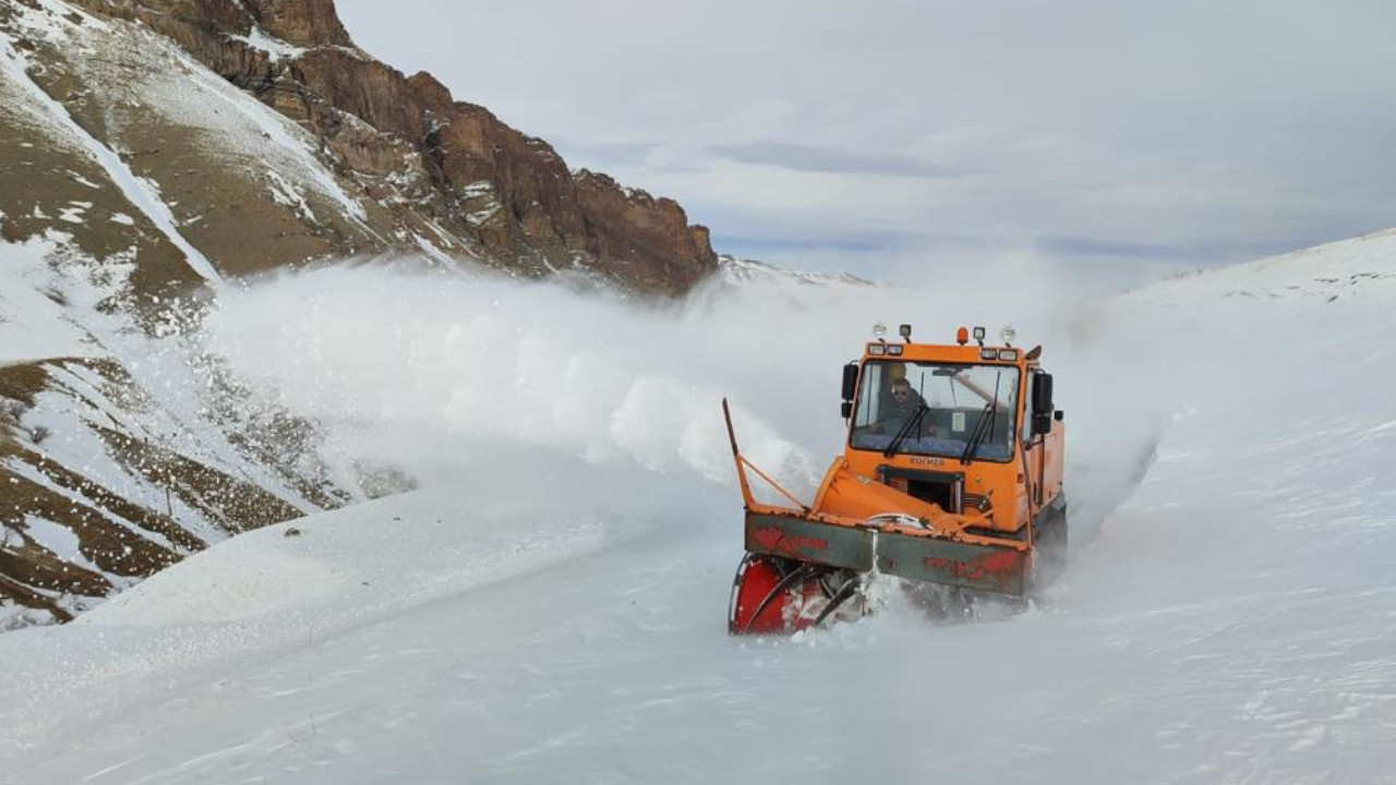 Ülkede kar yağışı: 681 yerleşim yerinin ulaşımı kapandı