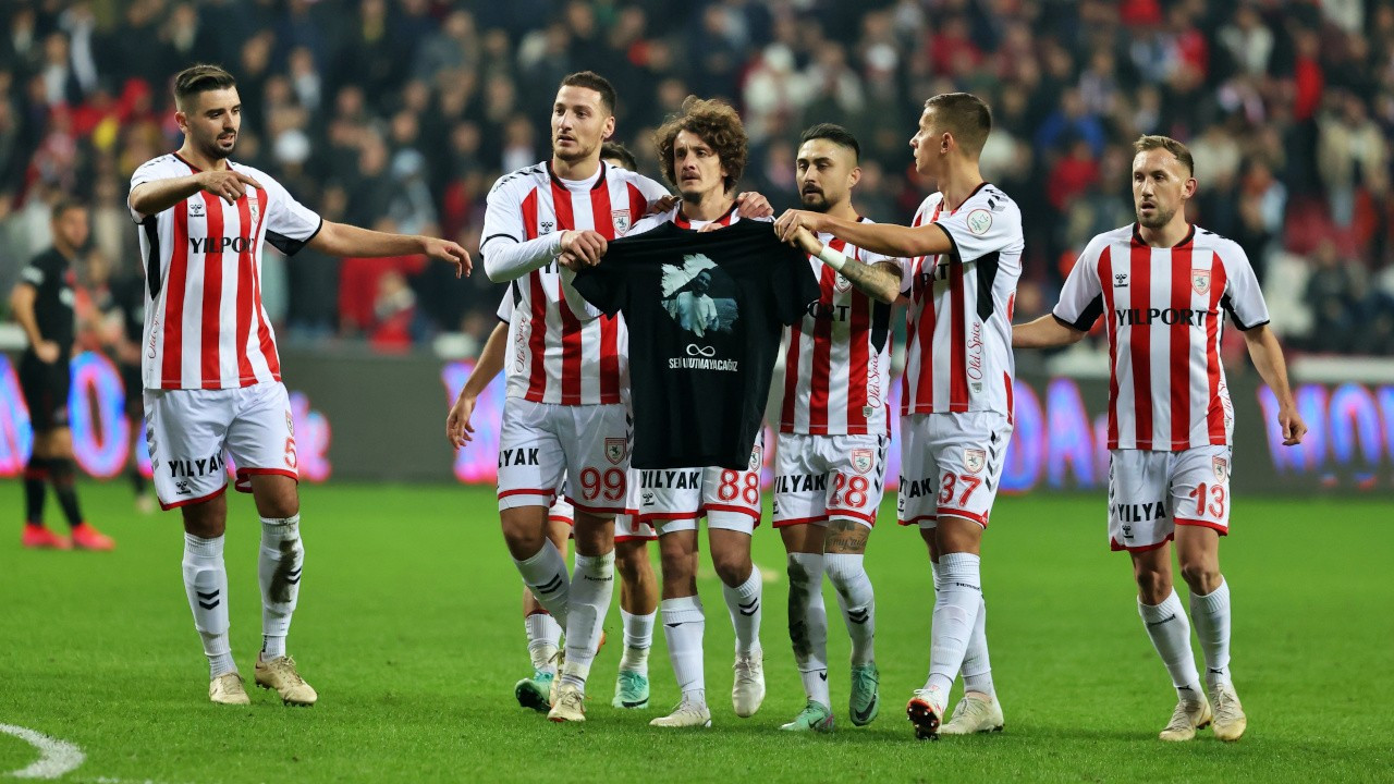 Samsunsporlu futbolcular galibiyet golünü Erhan Üren'e ithaf etti