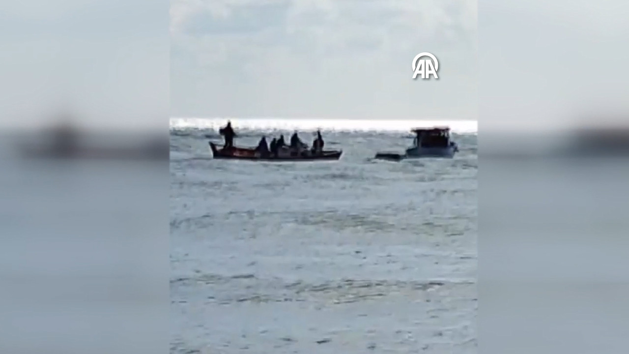 Antalya'da şişme bottan düşen iki kişiyi balıkçılar kurtardı