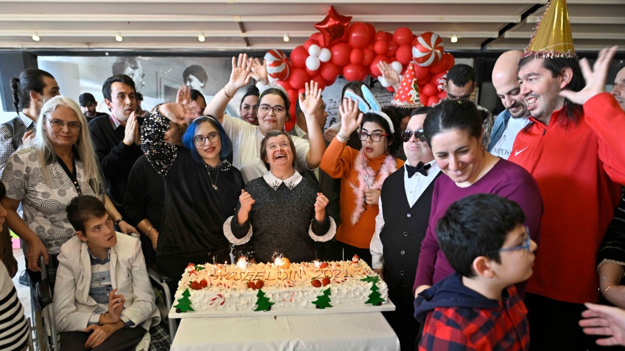 Antalya'da özel gereksinimli çocuklarla yeni yıl kutlandı