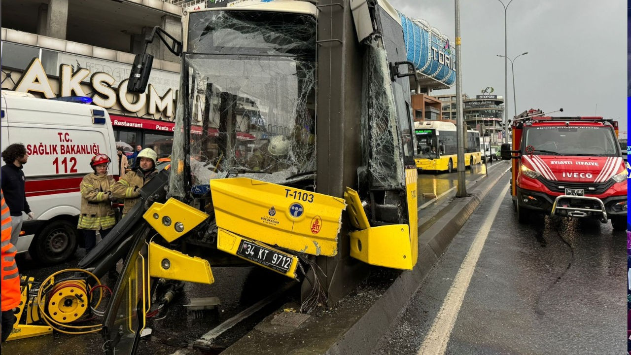 İETT otobüsü direğe çarptı: Sürücü sıkıştı