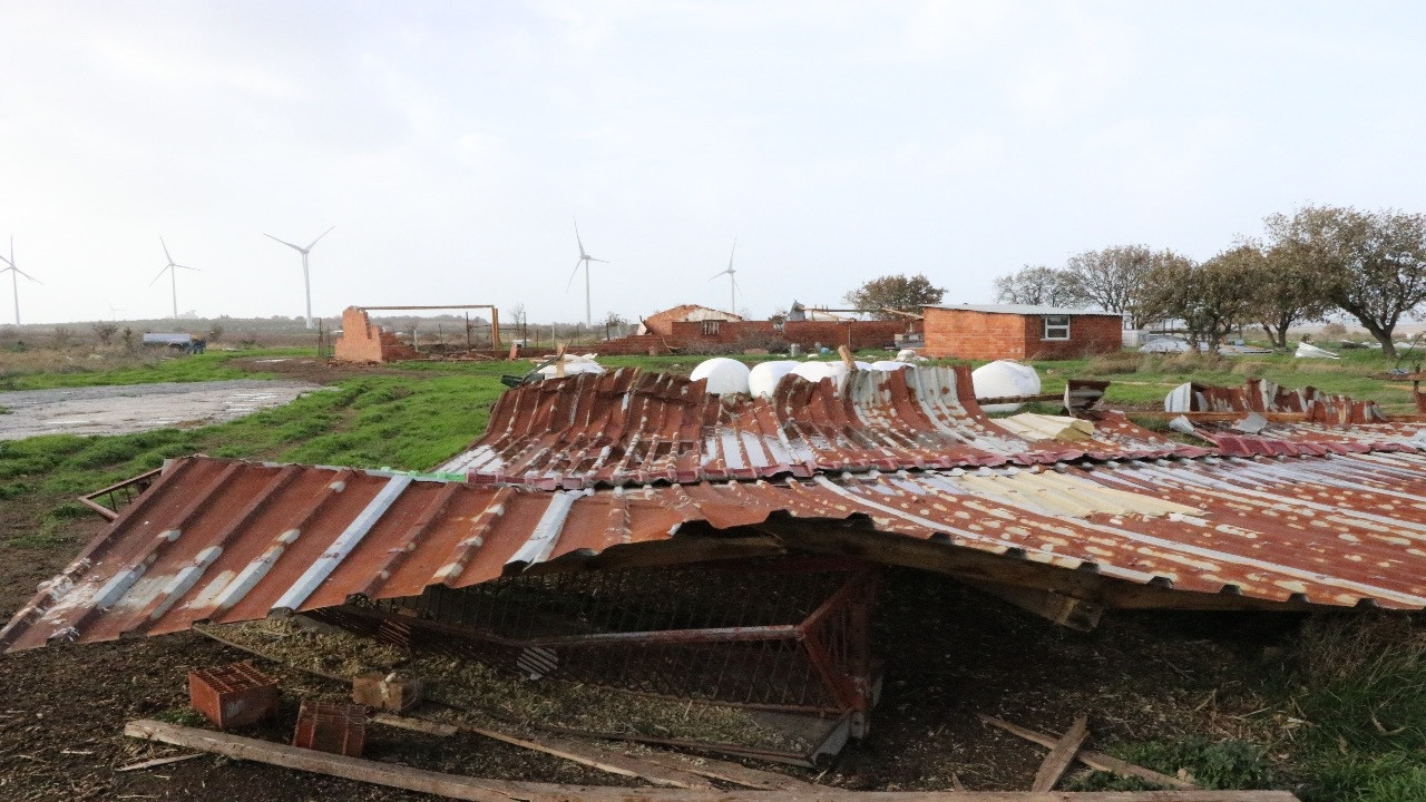 Çanakkale'de fırtına ağılın çatısını uçurdu