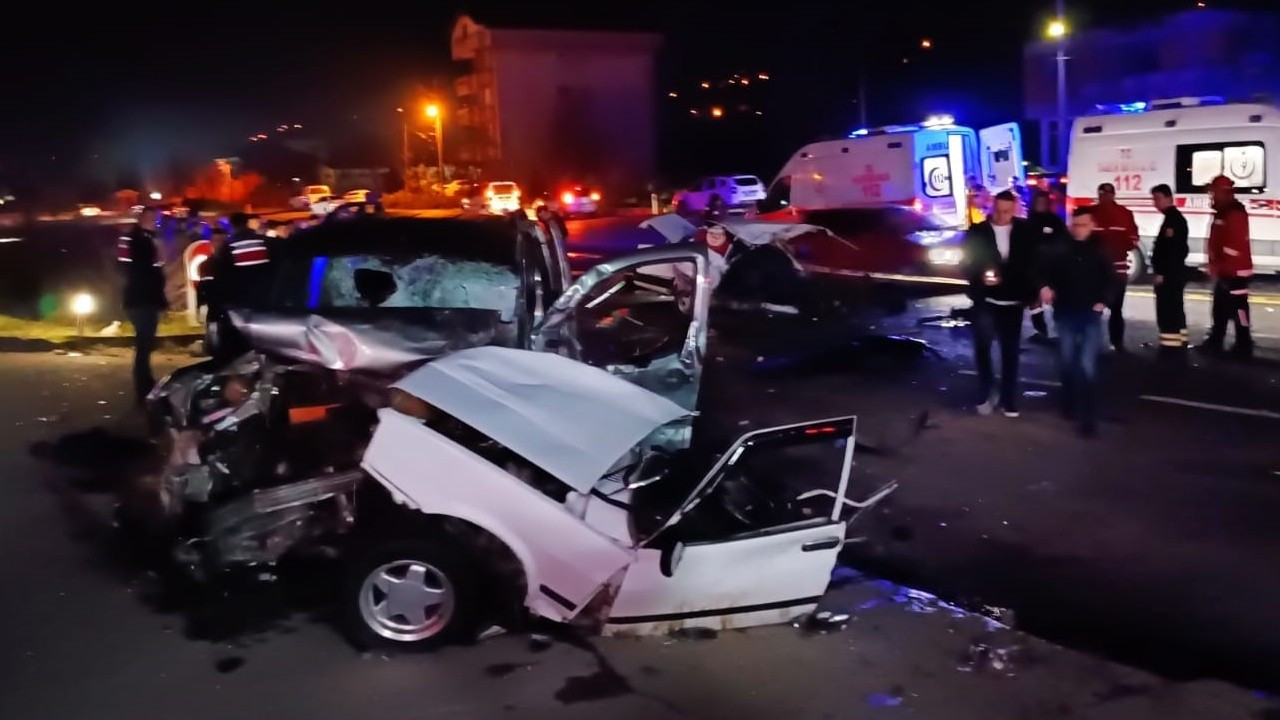 Zonguldak'ta otomobil ikiye bölündü: 1 kişi öldü, 5 kişi yaralandı