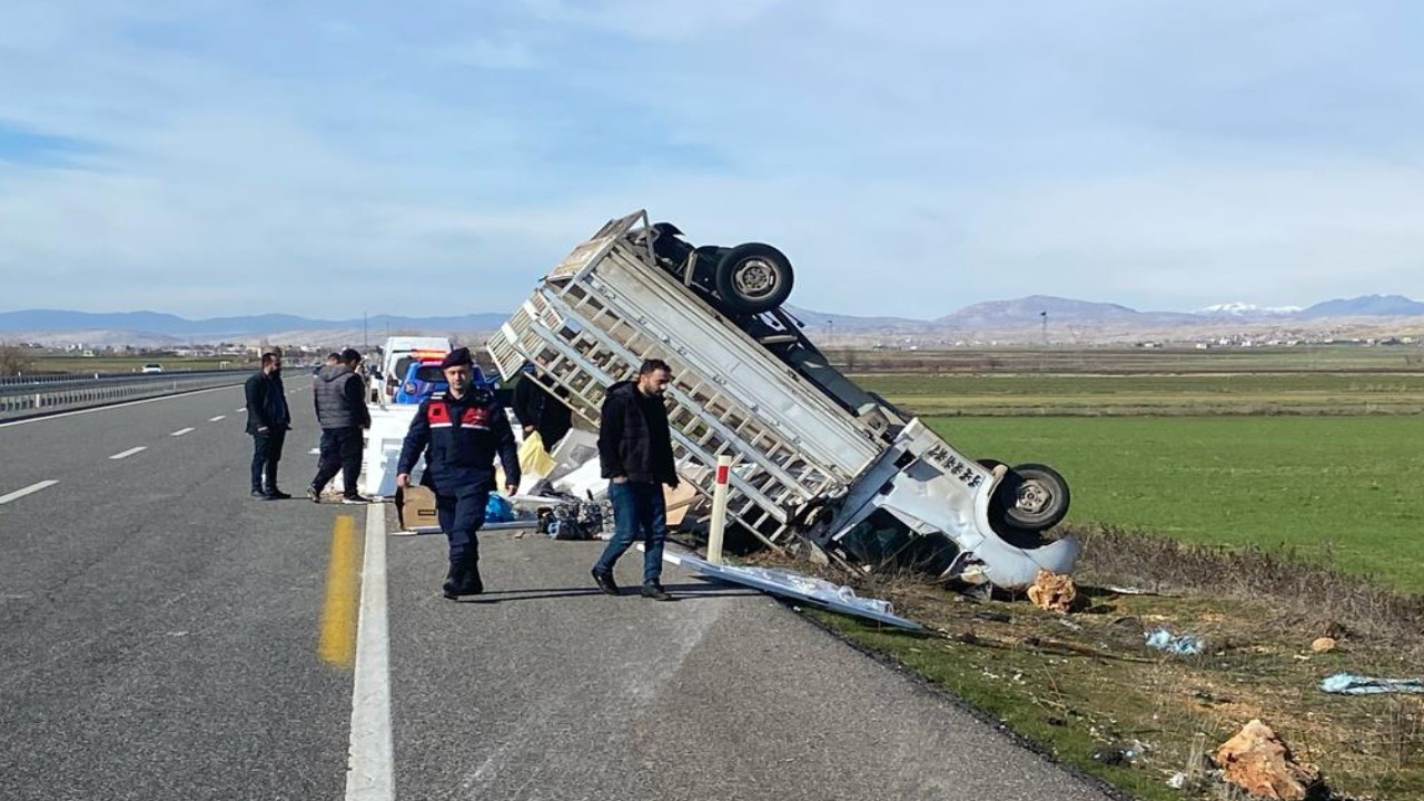 Diyarbakır'da kontrolden çıkan kamyonet devrildi