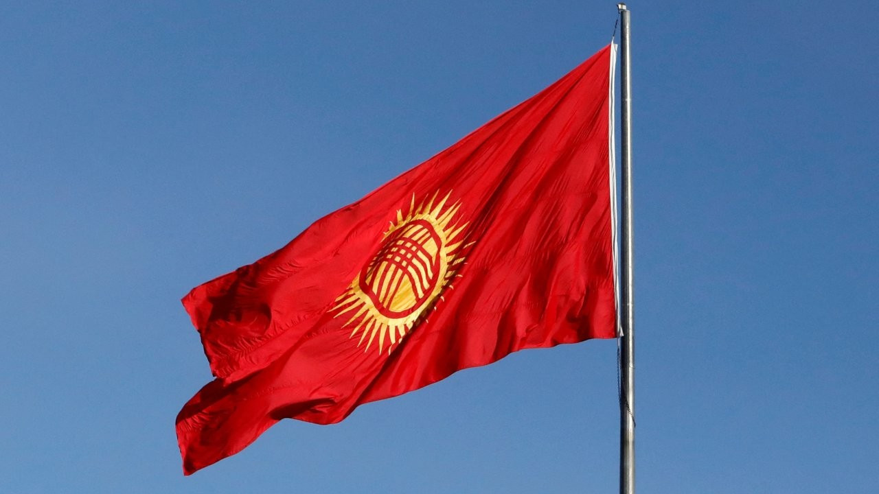 Kırgızistan'ın yeni bayrağı Bişkek'te göndere çekildi