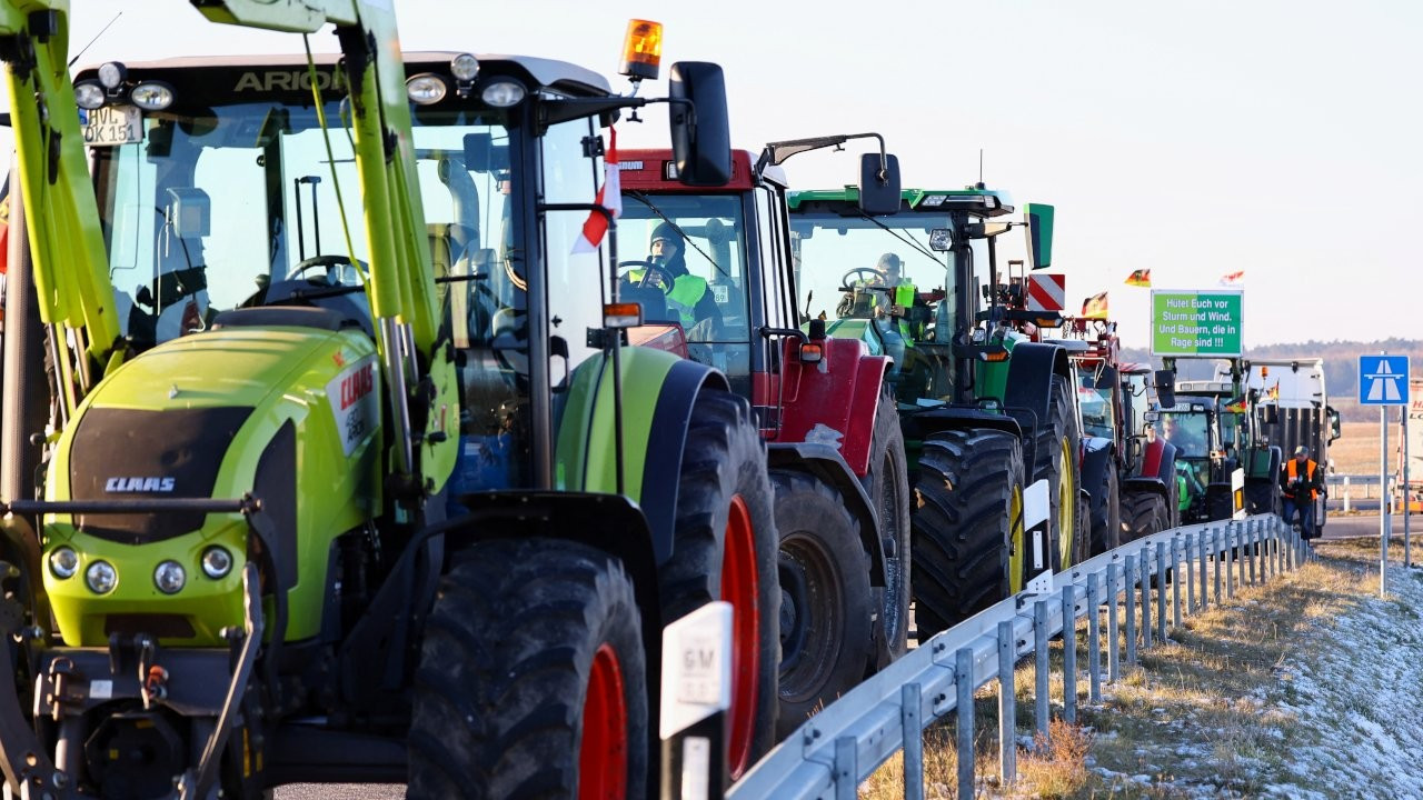 Almanya'da çiftçilerin protesto haftası başladı