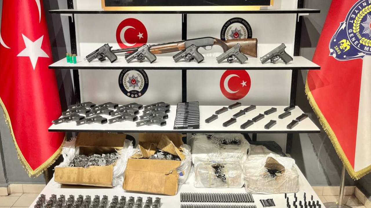 Adana'da eve operasyon: 6 silah ve 1323 silah parçası bulundu