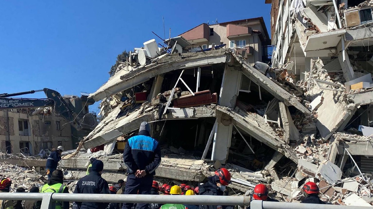 Hatay depreminde 5 kişinin öldüğü binanın sorumlularına dava açıldı