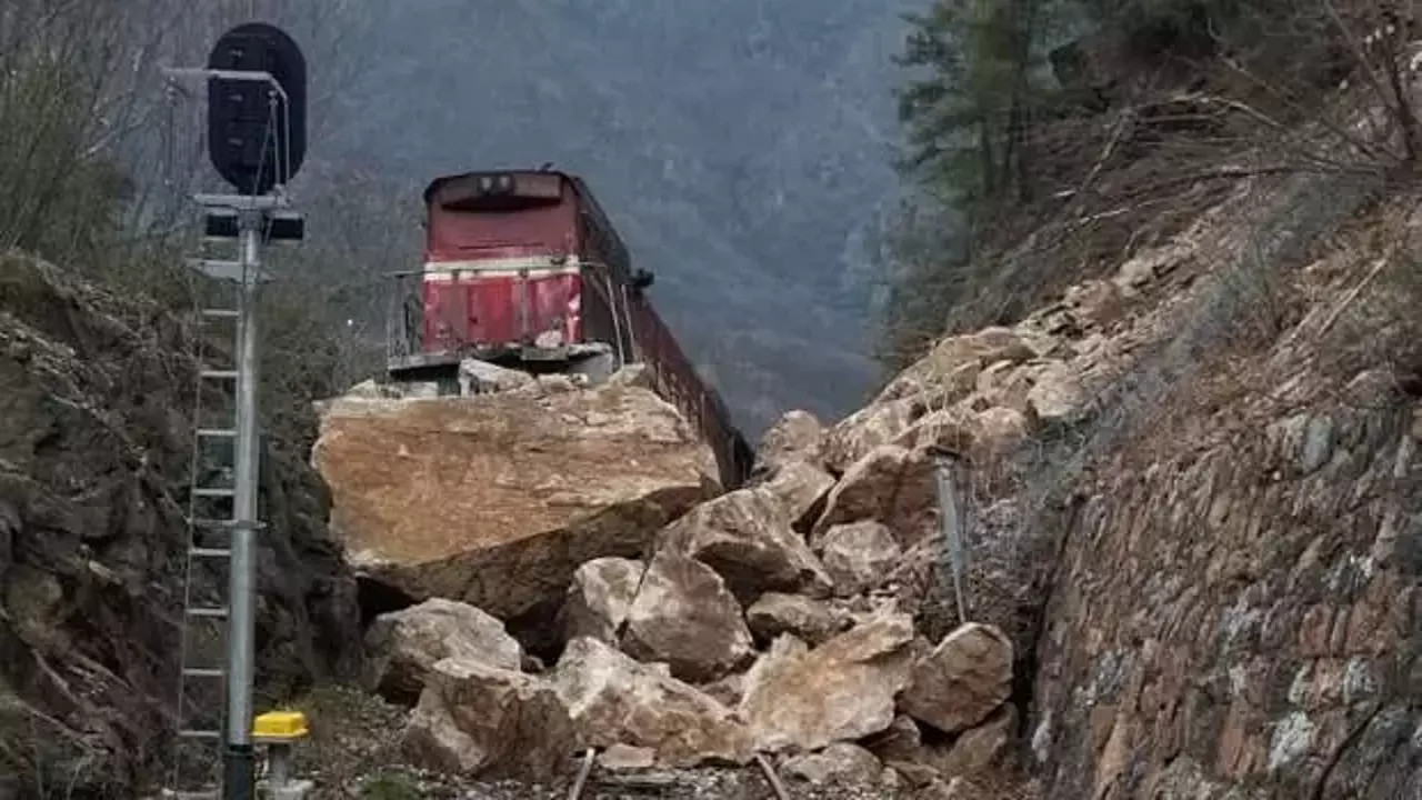 Kaya düşmesiyle kapanan tren yolunda yolcular servislerle taşınacak