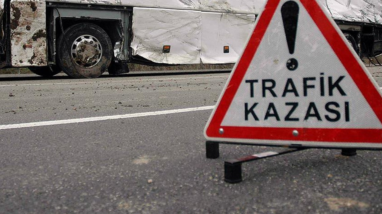 Adana'da minibüs devrildi, 8 kişi yaralandı