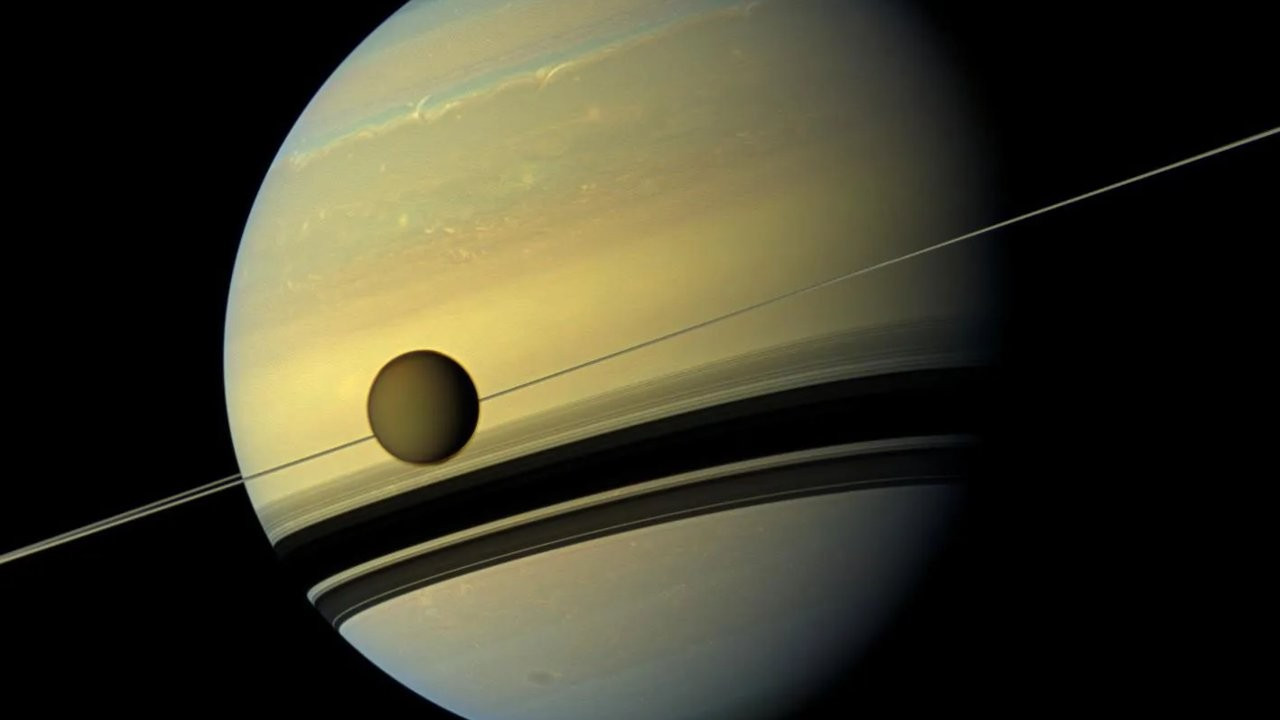 Satürn’ün uydusu Titan’da yüzen 'sihirli adalar'ın gizemi çözüldü