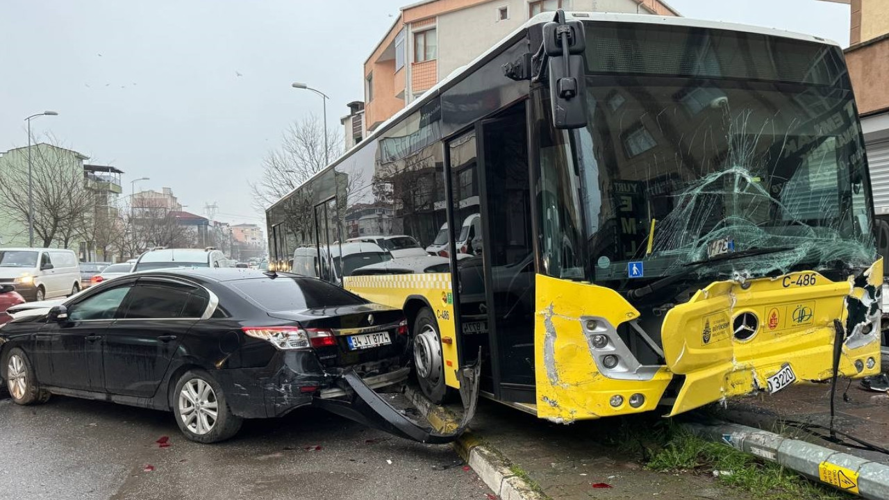 Ataşehir'de kaza: Özel halk otobüsü şoförü baygınlık geçirdi