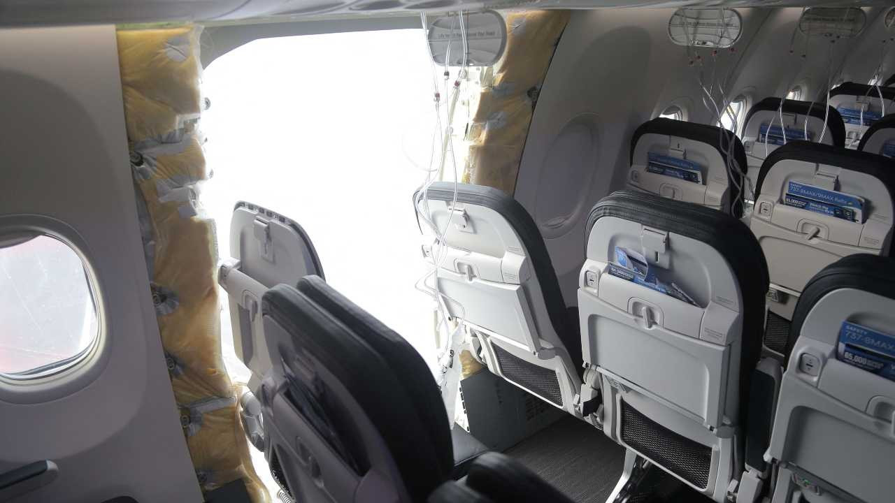 Uçağın havada parçası kopmuştu: Gevşek malzemeler tespit edildi