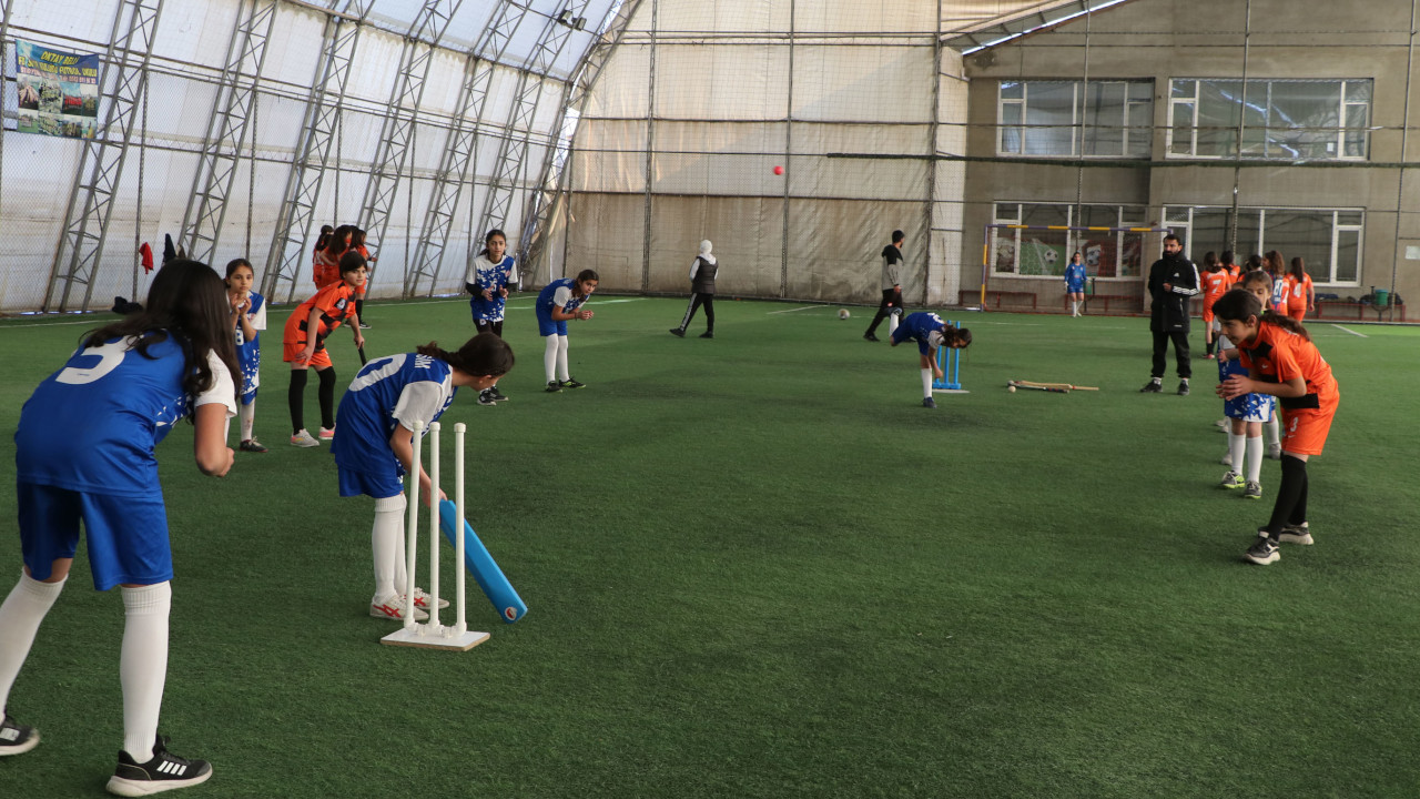 Ortaokullu öğrenciler sahada: Önce futbolda sonra krikette başarı