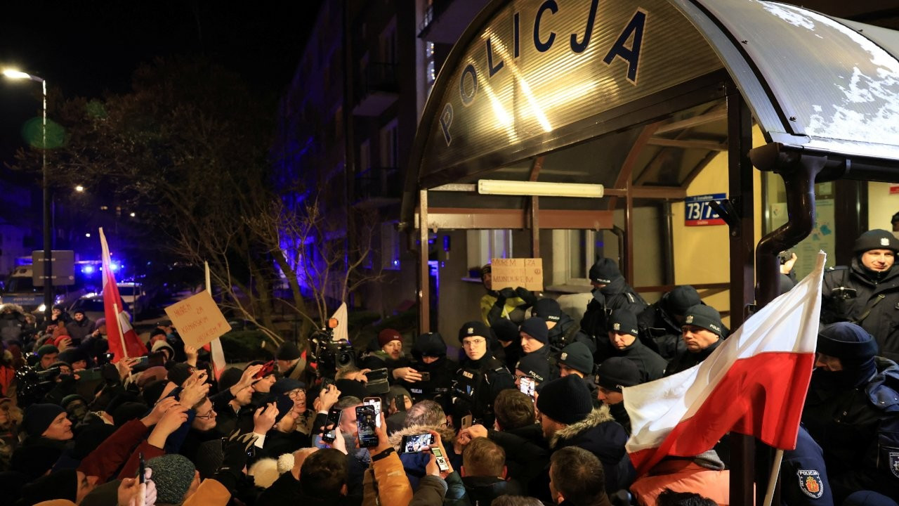 Polonya polisinden saraya baskın: Eski bakan gözaltına alındı