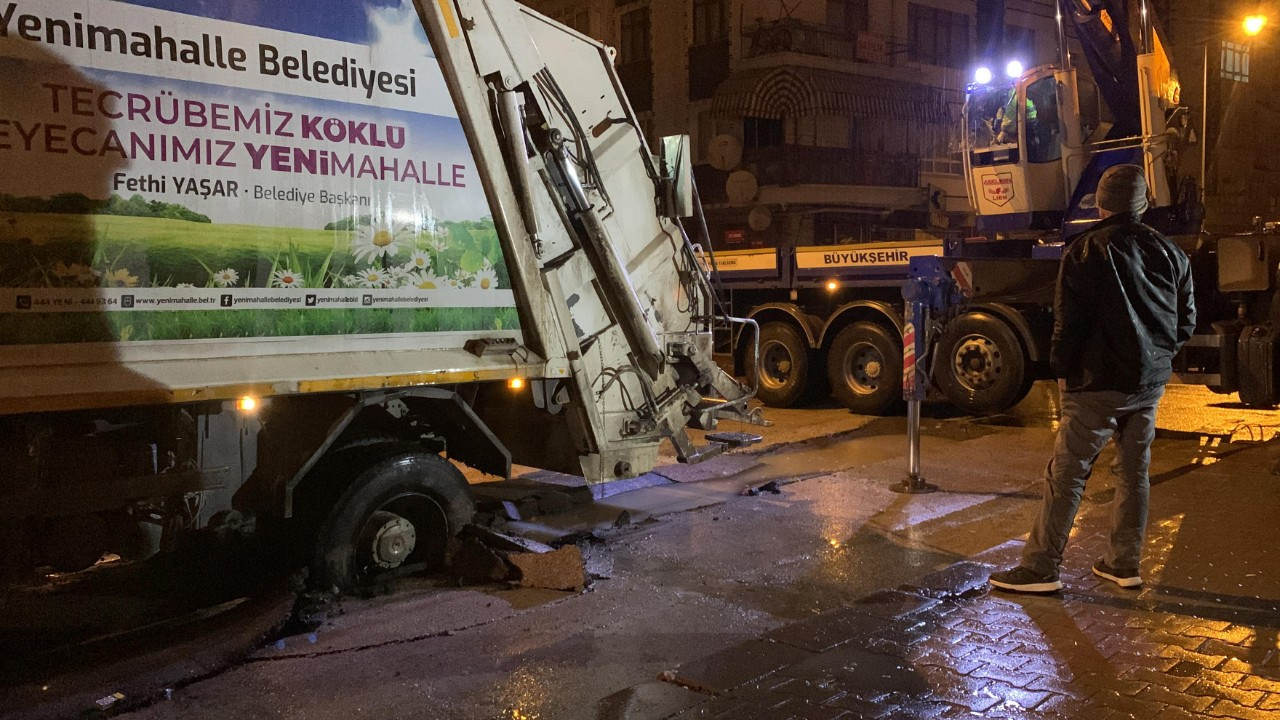 Ankara'da yol çöktü, kamyon çukura düştü