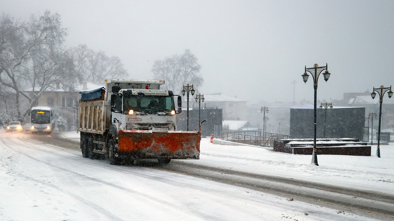 Tekirdağ'da kar yağışı nedeniyle bazı mahalle yolları ulaşıma kapandı