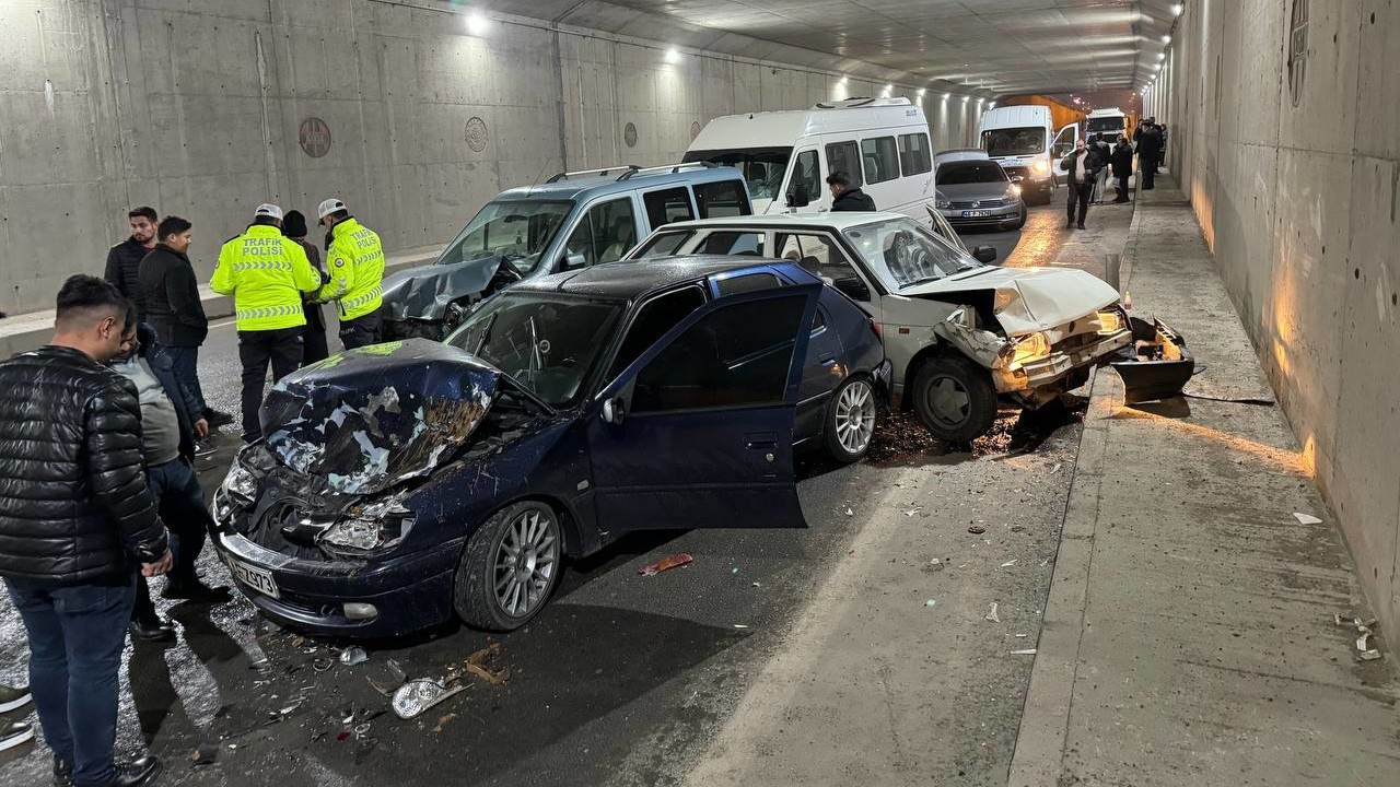 Maraş'ta 13 araç zincirleme kaza yaptı