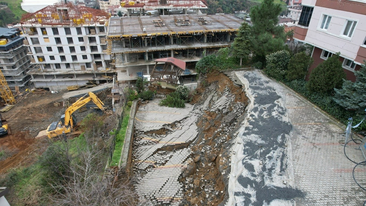 Üsküdar'da istinat duvarı çöktü: 20 daireli apartman boşaltıldı