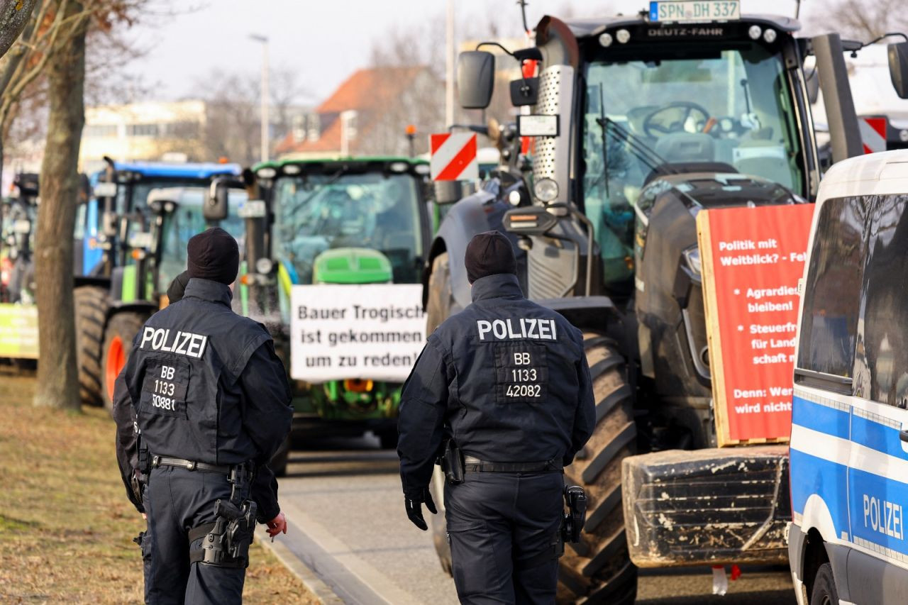 Almanya'da makinistlerden 3 günlük grev, çiftçilerden protesto - Sayfa 4