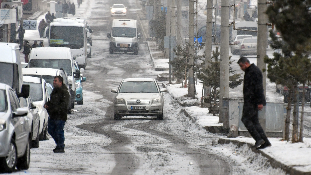 Kar nedeniyle Erzurum, Kars ve Ağrı'da 316 yerleşim yerine ulaşılamıyor
