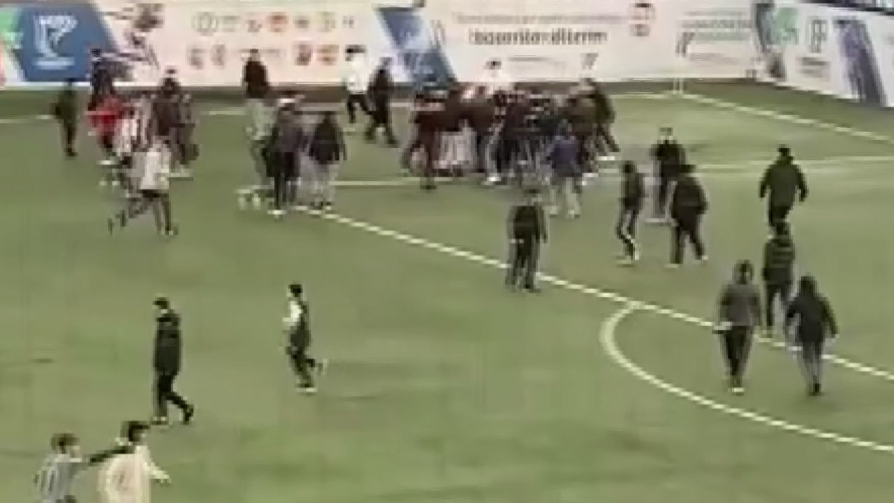 Güngören'de sahaya inen taraftar 13 yaşındaki futbolcuları dövdü