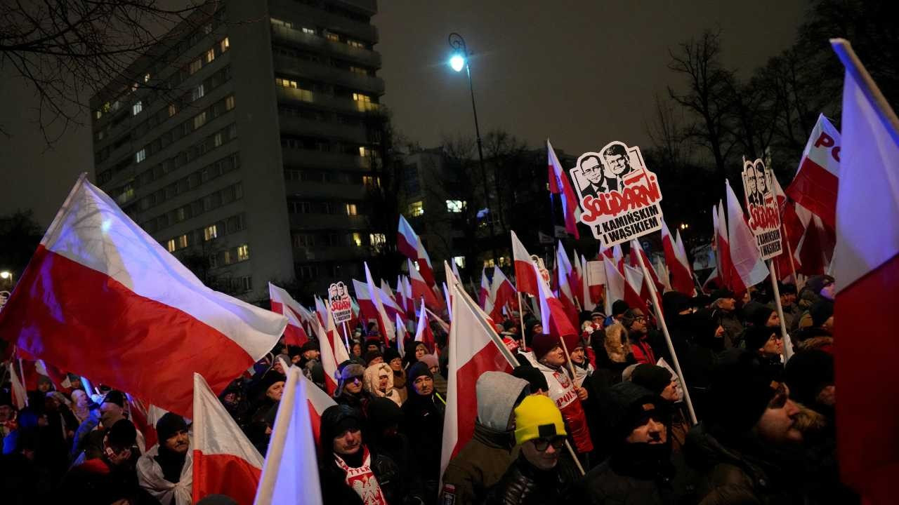 Polonya'da eski bakan ve yardımcısı tutuklanmıştı: Parlamento önünde protesto