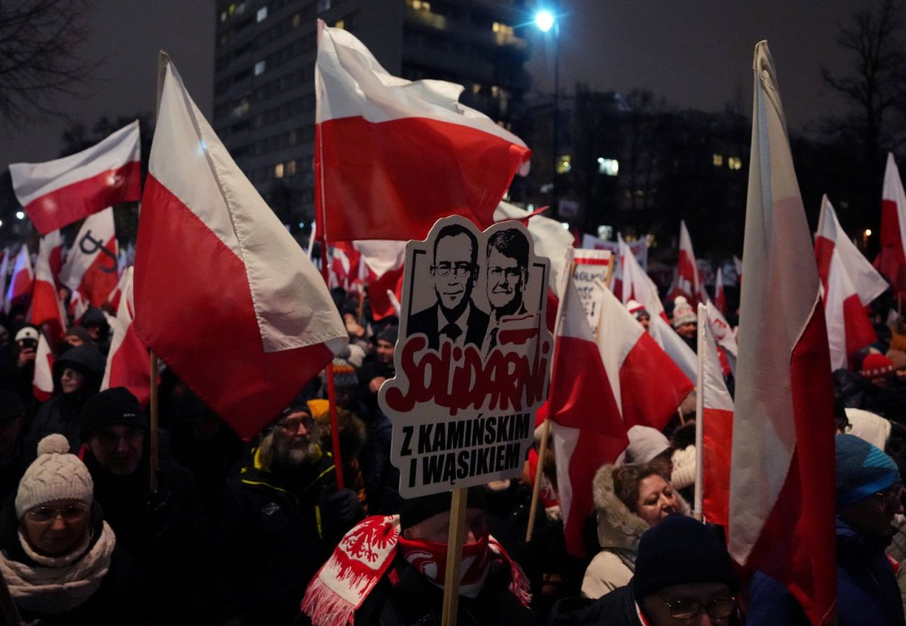 Polonya'da eski bakan ve yardımcısı tutuklanmıştı: Parlamento önünde protesto - Sayfa 4