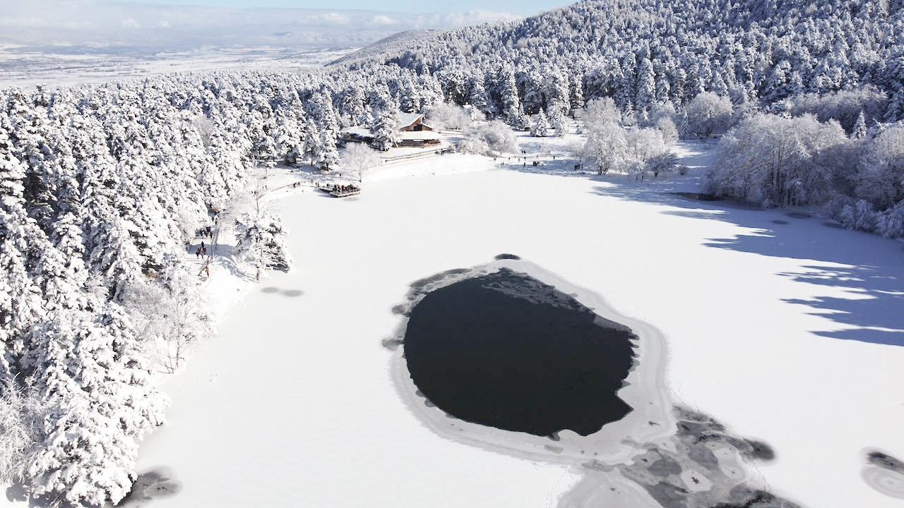 Gölcük Tabiat Parkı'nda buz tutan göl havadan görüntülendi