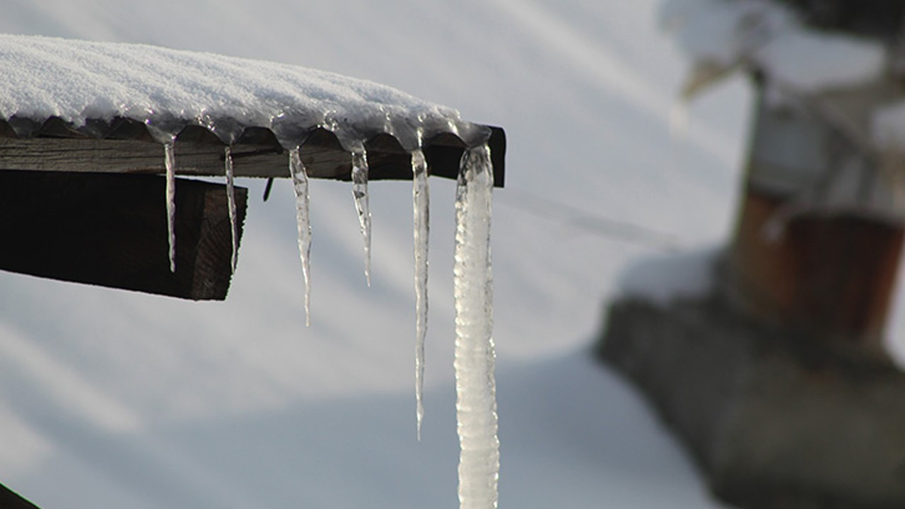 Sarıkamış eksi 17 dereceyi gördü, doğalgaz bacaları bile buz tuttu