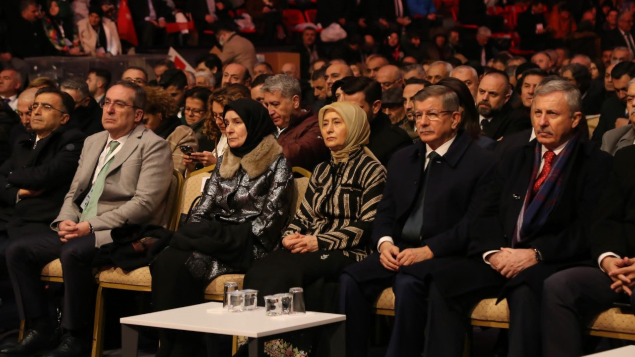 Davutoğlu 'basına kapalı' kongrede yeniden genel başkan seçildi